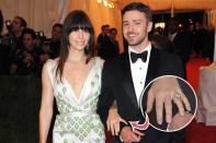 <b>Jessica & Justin Timberlake</b><br><br>… stand die mittlerweile fünfjährige Beziehung mit Jessica immer mal wieder auf der Kippe. Nach kurzen Trennungen in den Jahren 2010 und 2011 musste deshalb im Dezember des vergangenen Jahres eine ganz große Geste her: Zur Verlobung steckte der Popstar seiner Angebeteten diesen Riesenklunker an den Ringfinger. Aber von Justin-Geschmeide kann Jessica ja zum Glück eh nicht genug kriegen. (Bilder: WENN)