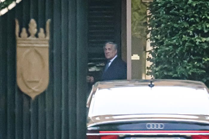 Atonio Tajani en la capilla ardiente de Berlusconi