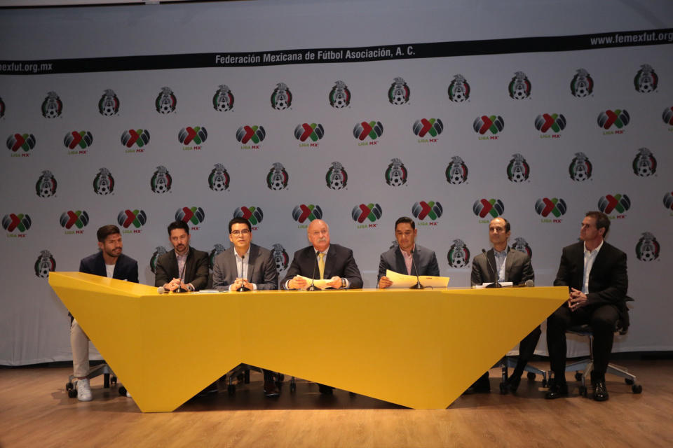 TOLUCA, ESTADO SE MÉXICO, 25ABRIL2018.- Alvaro Ortiz, presidente de la Asociación Mexicana de Futbolistas, Enrique Bonilla, presidente de la Liga Mx y Moisés Muñoz, futbolista profesional, anunciaron que existirá un nuevo reglamento de transferencias y contrataciones para el fútbol mexicano, el cual entrará en Vigo a más tardar en el tornero de Apertura 2019. FOTO: ARTEMIO GUERRA BAZ /CUARTOSCURO.COM