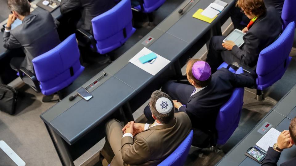 Zwei Abgeordnete sitzen mit Kippa im Bundestag. Foto: Michael Kappeler