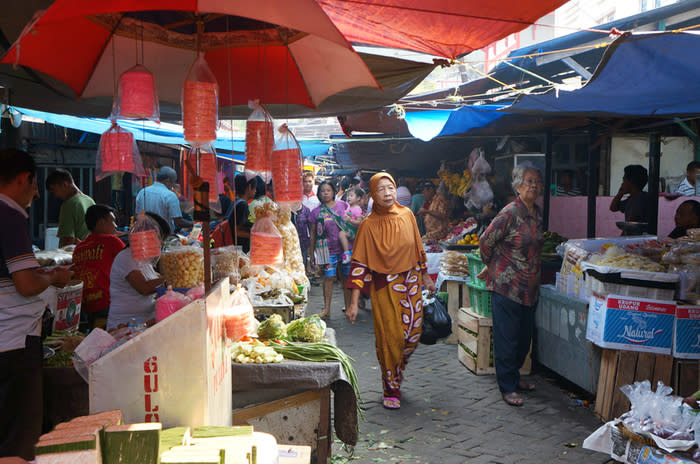 Pasar Lama market: The building is located in the heart of Pasar Lama market on a narrow street in the Chinatown of Tangerang, formerly known as the Benteng area.