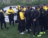 <p>Choqués, certains joueurs du Borussia Dortmund ne souhaiteraient pas disputer la rencontre reportée à demain. (AFP)</p>