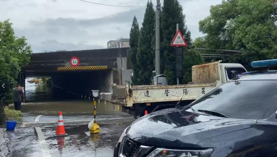 大園區中正東路一段840巷涵洞有淹水情形，警方目前已放置角錐避免駕駛誤入涵洞造成意外。（圖／東森新聞）