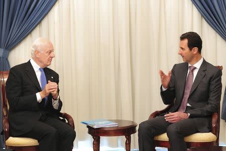 Syria's President Bashar al-Assad (R) meets United Nations Syria mediator Staffan de Mistura in Damascus November 10, 2014, in this picture released by Syria's national news agency SANA. REUTERS/SANA/Handout via Reuters