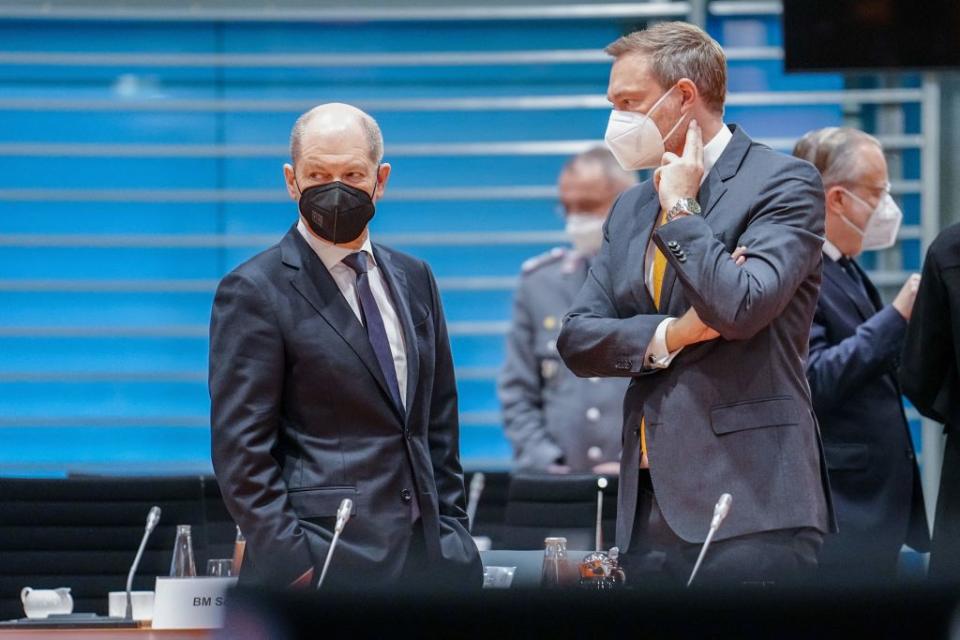 Kursänderung: Kanzler Scholz (l.) und Finanzminister Lindner müssen einige Prestigeprojekte