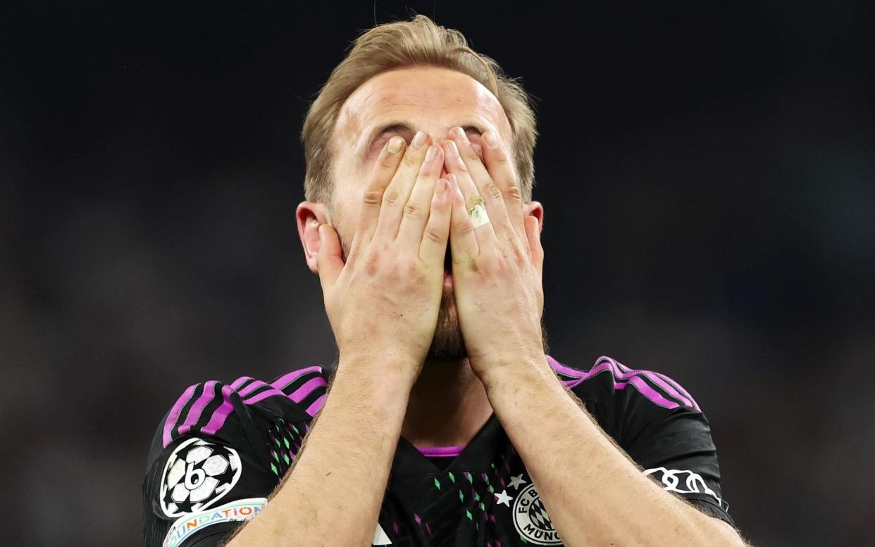 Harry Kane covers his face with his hands