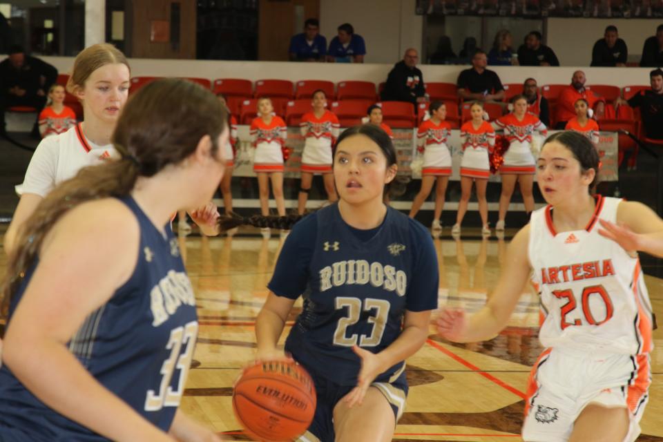 Ruidoso's Ariel Ward seeks to make a shot during the opening day of the City of Champions Classic in Artesia on Dec. 1, 2022.