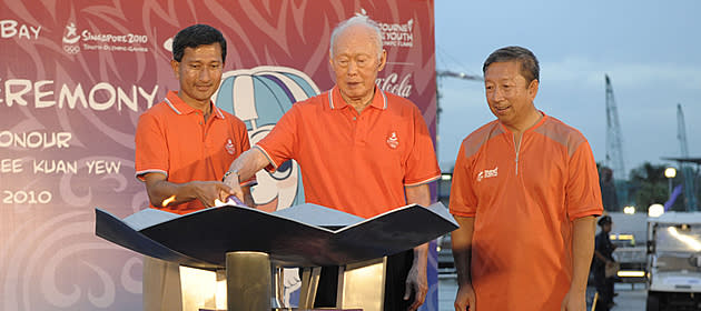 Dr Vivian Balakrishnan, Minister Mentor Lee Kuan Yew and Chairman of SYOGOC Ng Ser Miang at the YOG. (YOG file photo)