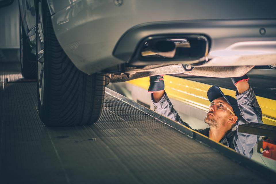 Ein Mechaniker in den USA fand unter dem Auto einer Kundin einen Peilsender. (Symbolbild: Getty Images)