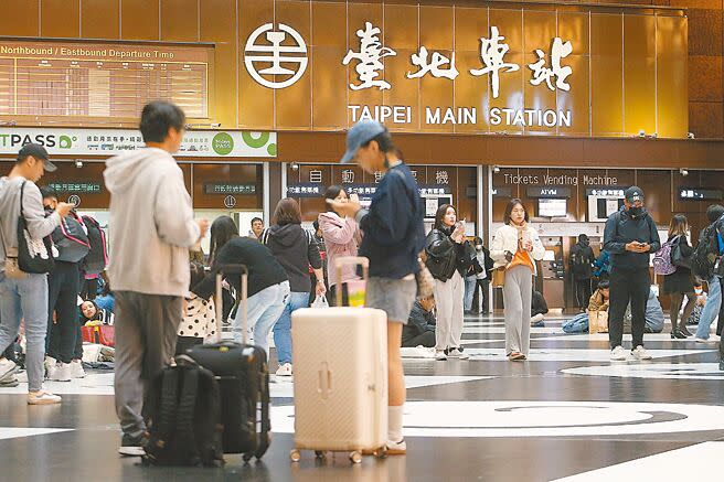 台灣鐵路局即將改制成台鐵公司，明年元旦掛牌上路，但許多政策仍不明。圖為台北車站大廳售票處有許多遊客熙來攘往。（杜宜諳攝）