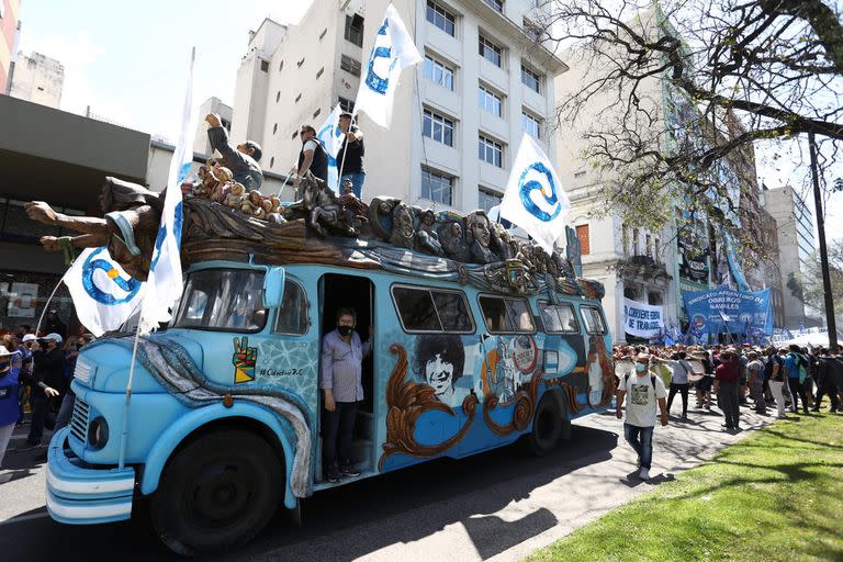 MArcha de la CGT hacia el monumento al trabajo, llegada de los líderes sindicales. Daer