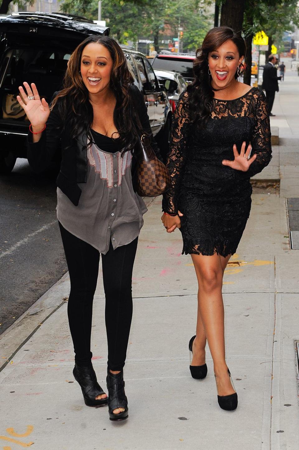 <h3>TIA & TAMERA MOWRY</h3><p>90年代一部人氣影集《淘氣雙胞胎》中的姊妹Tia Mowry以及Tamera Mowry，可以說是長的一模一樣，讓人難以辨別！近來Tamera Mowry忙著擔任脫口秀《The Real》的主持人，而Tia Mowry則曾在影集《Rosewood》以及《Mistresses》中擔任常設角色。</p><cite>Getty Images</cite>