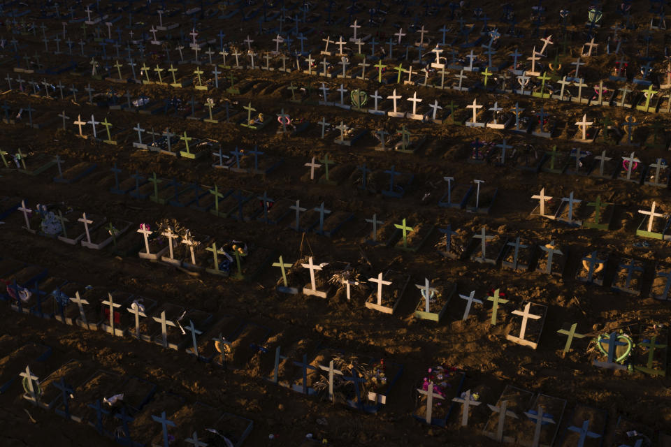 Cruces marcan las tumbas de los fallecidos desde principios de abril, que llenan una nueva sección del cementerio público Nossa Senhora Aparecida durante la pandemia del coronavirus, en Manaos, Brasil, el 16 de mayo de 2020. La nueva zona se abrió para dar cabida al repentino aumento de fallecidos en la ciudad, aunque la mayor parte de los muertos no pasaron la prueba del COVID-19. (AP Foto/Felipe Dana)