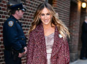 <p>Cuando tu cara es rectangular, como la de Gisele Bündchen o Sarah Jessica Parker, este tema no es negociable: solo te quedará bien la raya en medio. ¡Ojo! (Foto: James Devaney / GC Images). </p>