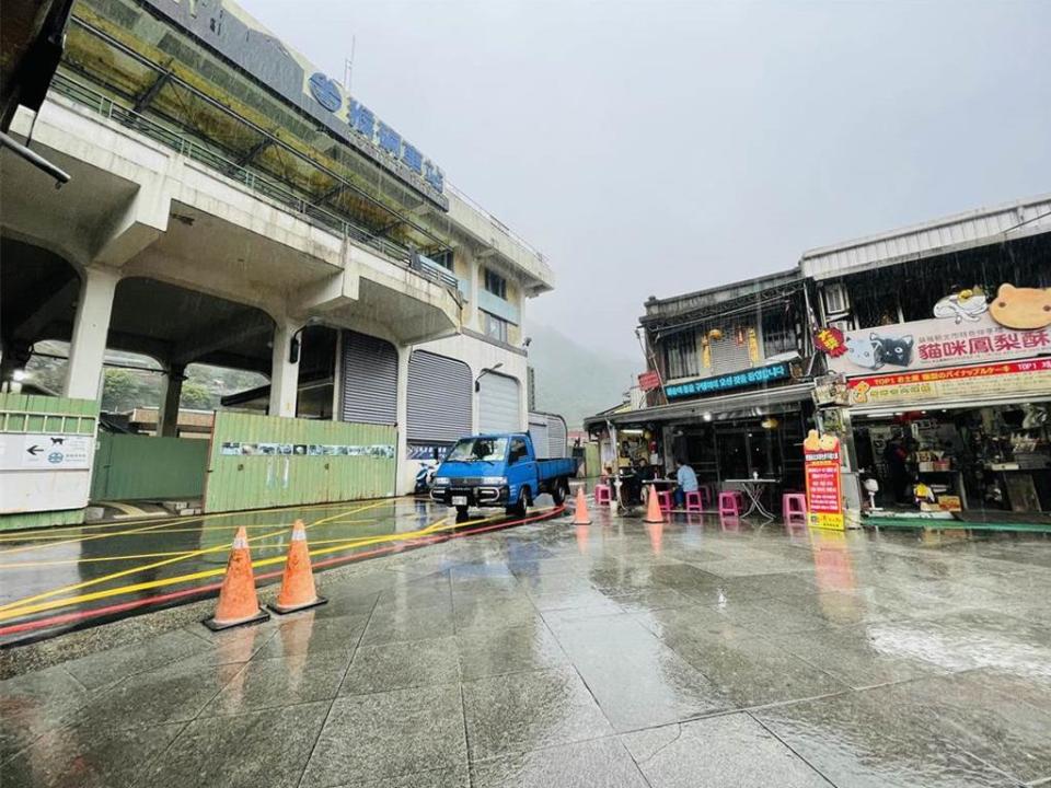 <strong>台鐵工務員在巡軌時，發現瑞芳車站往返猴硐車站的路線異常，立即應變處置。（圖／資料照片）</strong>