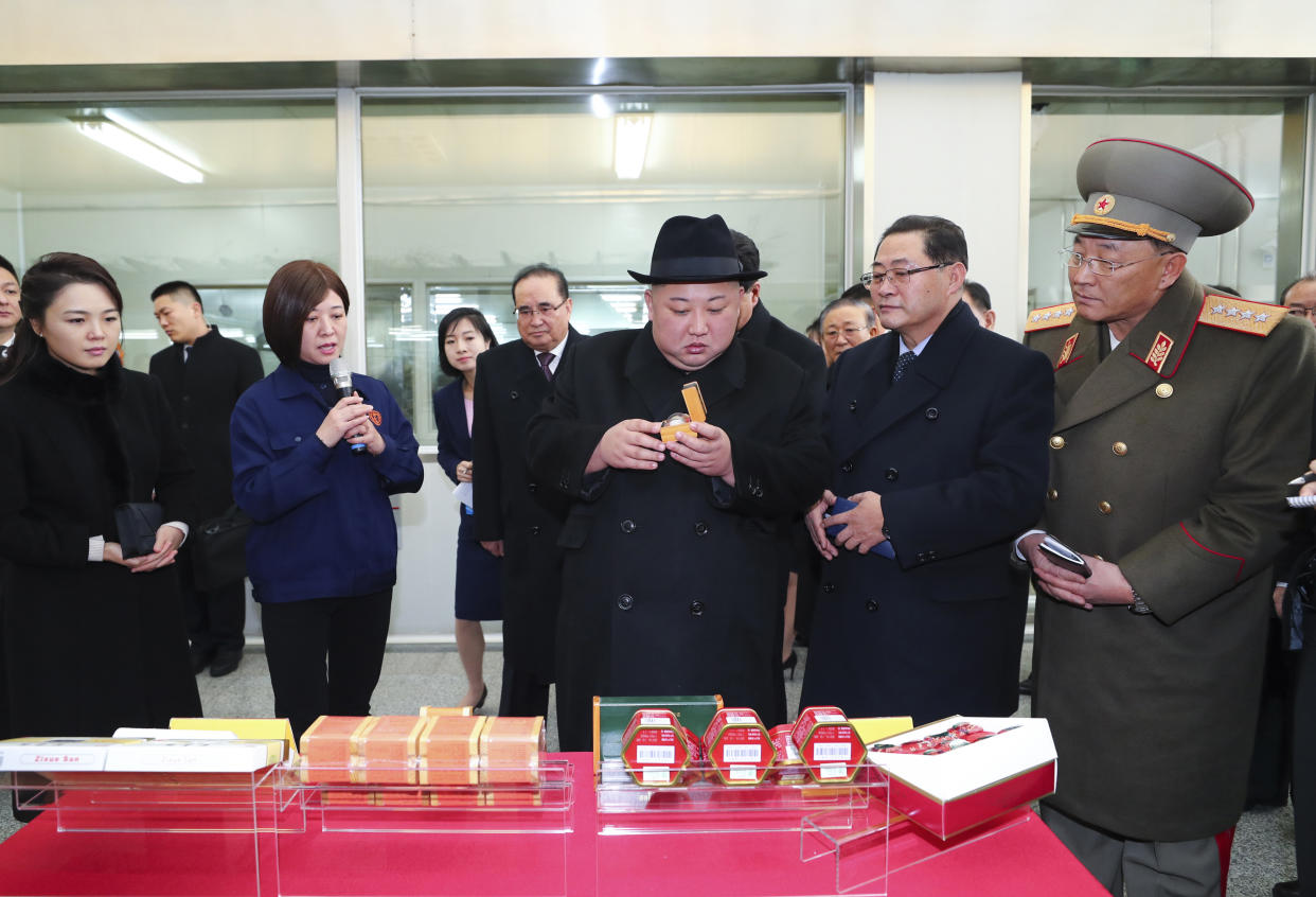 Kim Jong-un en visite dans une usine pharmaceutique chinoise, en 2019 (Crédits Xinhua/Xie Huanchi/Getty Images) 