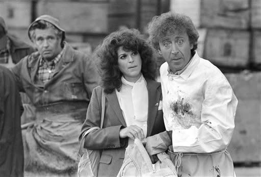 En esta foto del 27 de agosto de 1981, Gilda Radner, en el centro, y Gene Wilder, a la derecha, actúan en una escena de la cinta