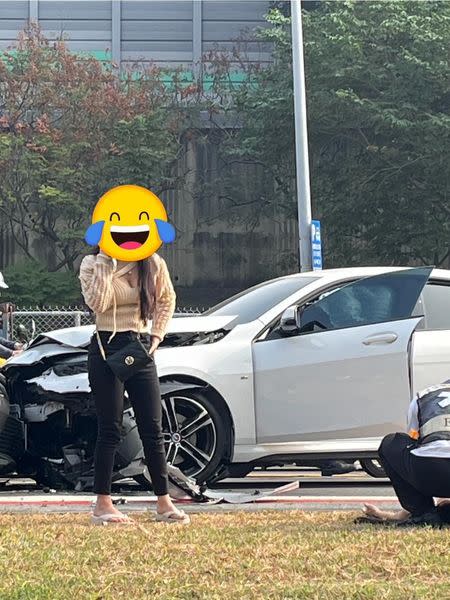 <strong>白BMW逆向對撞，女車主站在路邊打手機聯繫處理事故。（圖／翻攝重機車友 ❘ 各區路況天氣、資訊分享中心）</strong>