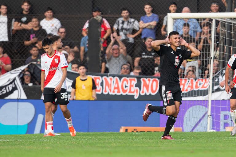 Pablo Solari es la imagen de la desazón de un River inexpresivo, que sufre cada vez que es visitante; Riestra le hizo sentir su rigor, en parte gracias a un estupendo cabezazo de Alan Barrionuevo, y le impidió llegar a la cúspide de la Liga Profesional.