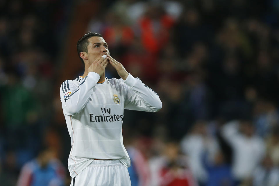 El jugador de Real Madrid, Cristiano Ronaldo, festeja un gol contra Osasuna en la liga española el sábado, 26 de abril de 2014, en Madrid. (AP Photo/Andres Kudacki)