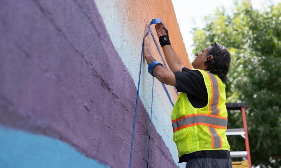 El artista Richard Gómez prepara la pared del mural "Chicano Downtown", en Turlock, California, el sábado 9 de septiembre de 2023. Turlock West Side Story Mural Project se financia con una subvención de Heartland Creative Corps y el Carnegie Art Center.