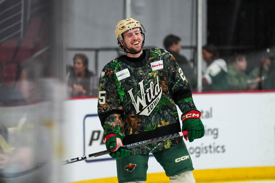 Iowa Wild forward Sammy Walker (25) warms up before the game against the Coachella Valley Firebirds at Wells Fargo Arena in Jan. 2023.