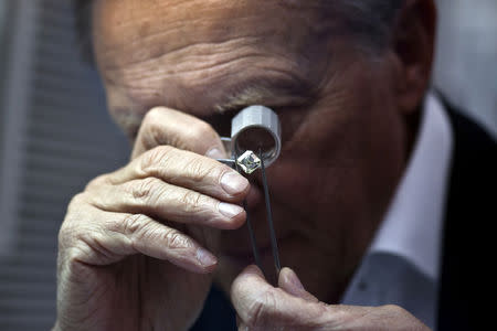 FILE PHOTO: A trader inspects a diamond on the trading floor of Israel's Diamond Exchange (IDE) in Ramat Gan near Tel Aviv, Israel March 19, 2013. REUTERS/Nir Elias/File Photo