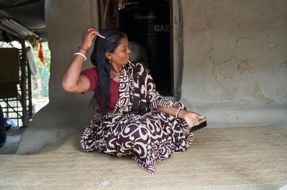 Shyamoli Munda brushing her hair, Bhetkali, Satkhira, Bangladesh (WaterAid/Fabeha Monir)