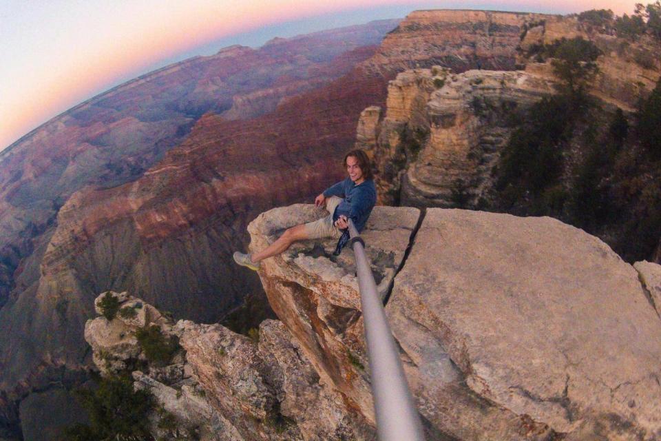 Selfies at attractions like the Grand Canyon have become de rigueur (Reddit/Wholesale Grapefruit)