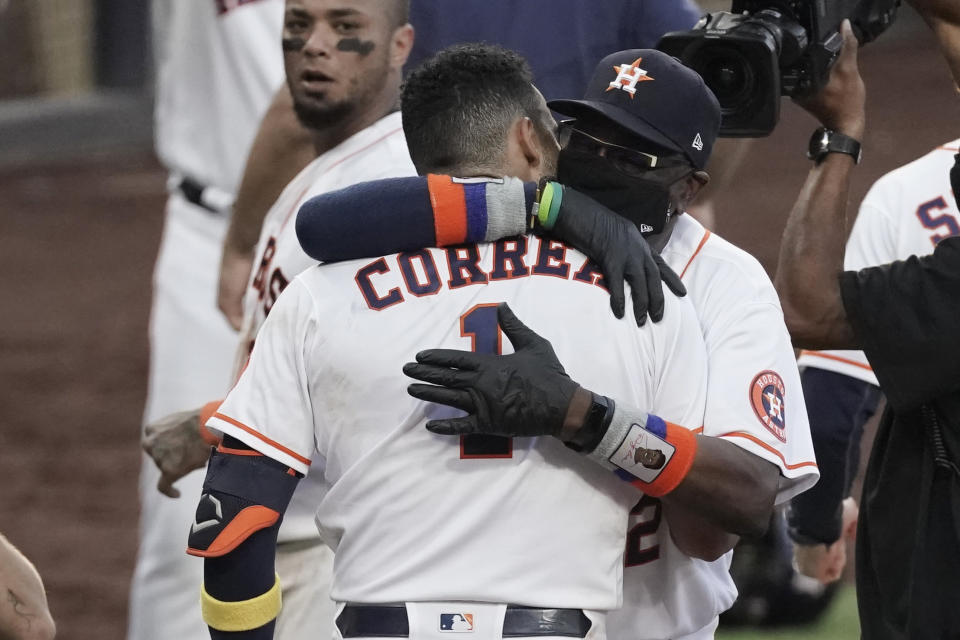 El manager de los Astros de Houston, Dusty Baker, abraza al boricua Carlos Correa, quien conectó el jonrón decisivo en el quinto juego de la Serie de Campeonato de la Liga Americana ante los Rays de Tampa Bay, el martes 15 de diciembre de 2020 (AP Foto/Ashley Landis)