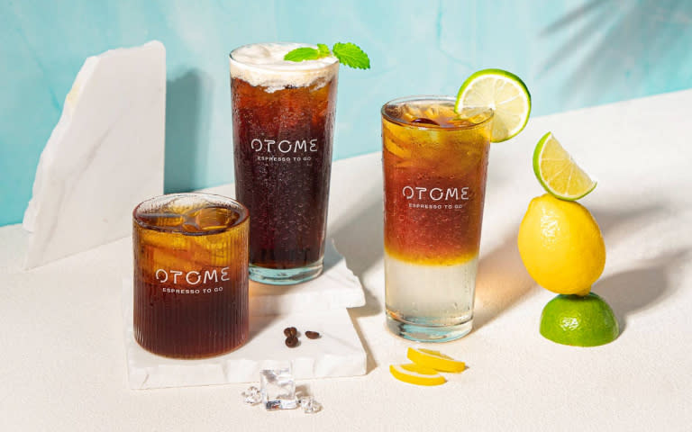 OTOME café推出「精品級Cold Brew冷萃咖啡」（左，120元／中杯、140元／大杯），以及2款氣泡咖啡。（圖／OTOME café提供）