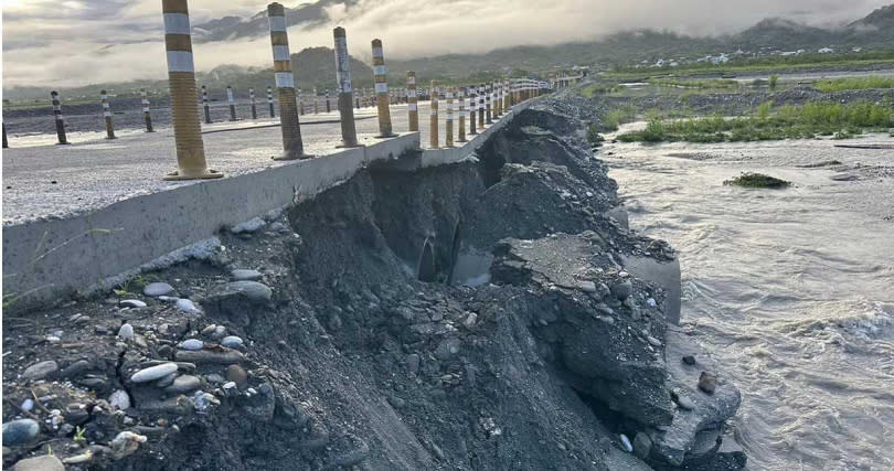 高寮大橋便道地基因連日大雨掏空嚴重。（圖／翻攝FB／花蓮縣玉里鎮公所）