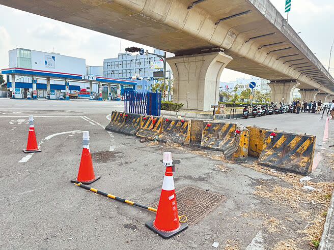 高雄前鎮區新生路、新衙路口不到一個月就發生2起自撞水泥紐澤西護欄車禍，由於護欄上無警示裝置，標誌已被拆除，警方先行在護欄上加裝爆閃燈，前方放置三角錐。（洪靖宜攝）