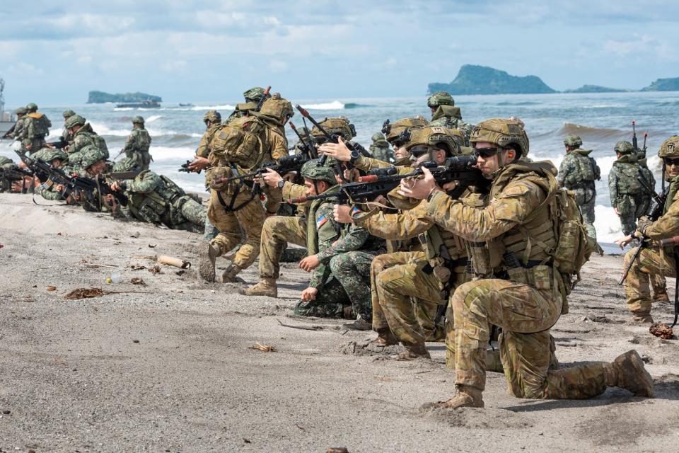 2023年8月25日，菲律賓與澳洲在菲國沿岸進行「阿瀧」聯合軍演（Exercise Alon 2023），演練兩棲登陸作戰。