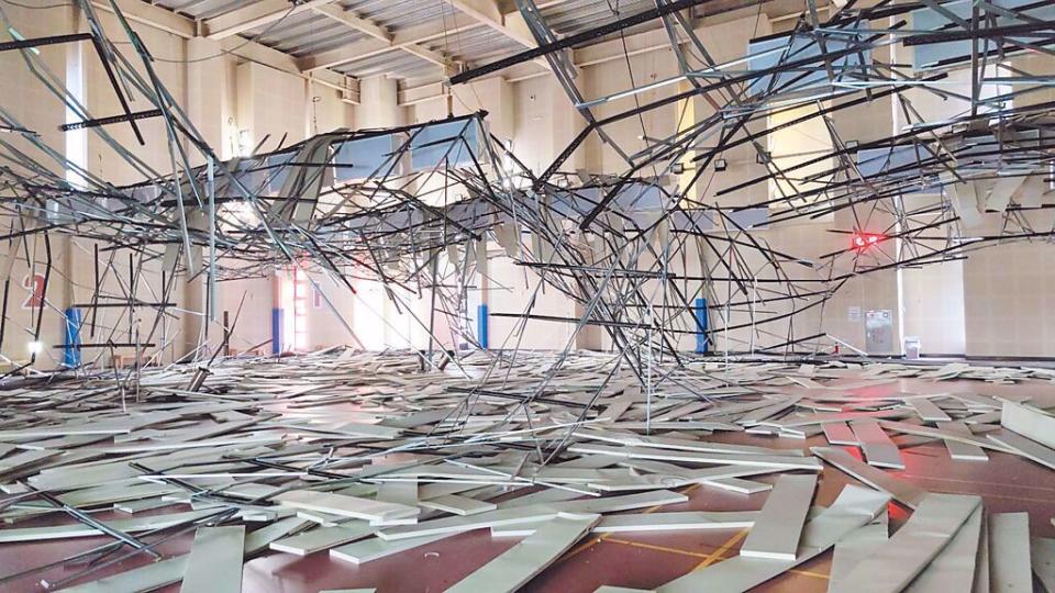 桃園市八德運動中心天花板崩塌畫面曾登上CNN，被酸丟臉丟到國外去。（本報資料照片）