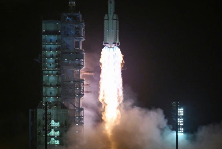 El cohete Larga Marcha-2F despega con los tres astronautas de la misión espacial china Shenzhou-18 a bordo el 25 de abril de 2024 en el Centro de Lanzamiento de Satélites de Jiuquan, en el desierto del Gobi (Greg Baker)