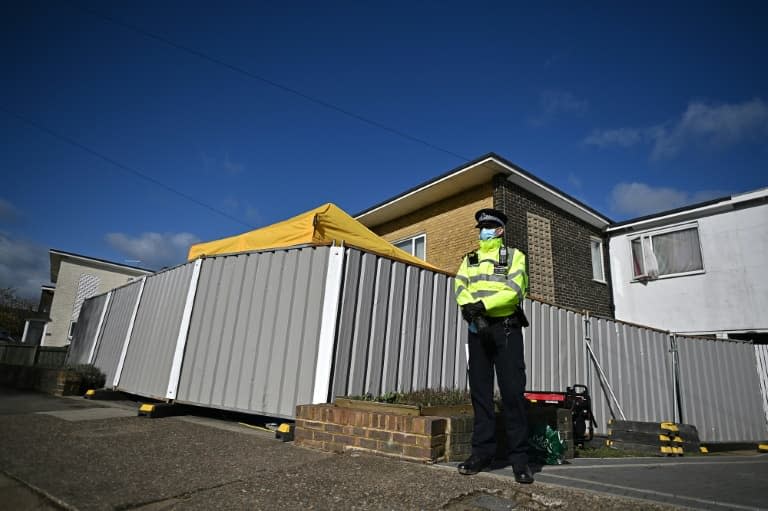 Un policier en faction devant la maison du suspect à Deal (Kent) le 13 mars 2021 dans l'affaire de la mort de Sarah Everard - Ben STANSALL © 2019 AFP