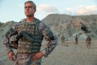 Deutlich rabiater geht es ein Jahr später im satirischen Kriegsfilm "War Machine" zu. Denn er ist gekommen, um zu siegen: Brad Pitt als aufgeblasener US-General Glen McMahon. Dass die Bemühungen der internationalen Streitkräfte, in der afghanischen Bevölkerung die Demokratie zu etablieren, sich als so schwierig erweisen, hätte er nicht gedacht. (Bild: Netflix / Francois Duhamel)