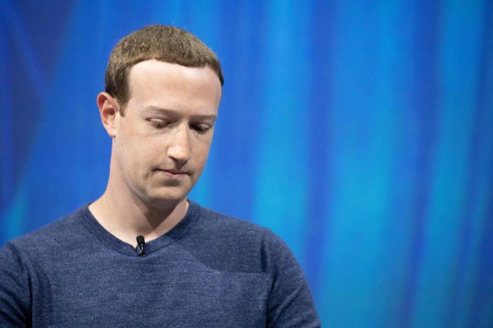 Mark Zuckerberg guarda in basso: il problema della gestione delle immagini e della violenza sta mettendo in difficoltà il social network da lui gestito (Photo by Christophe Morin/IP3/Getty Images)