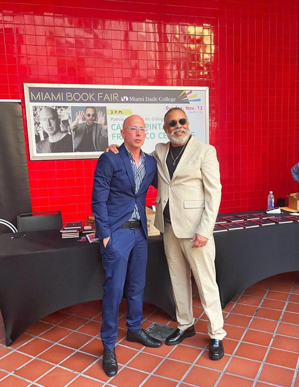 Francisco Céspedes con el poeta Carlos Pintado en la charla ‘Poesía y música en diálogo’, en la Feria del Libro de Miami en noviembre del 2022.