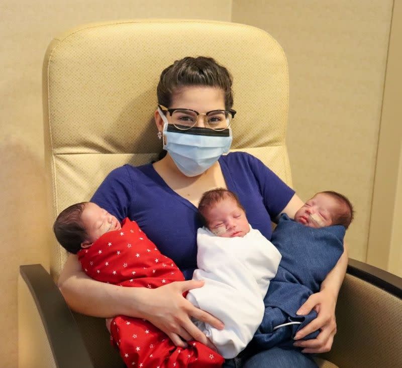 ▲美國新手媽媽瑪姬，與她的三胞胎女兒。(圖／翻攝自 The Woman's Hospital of Texas 臉書)