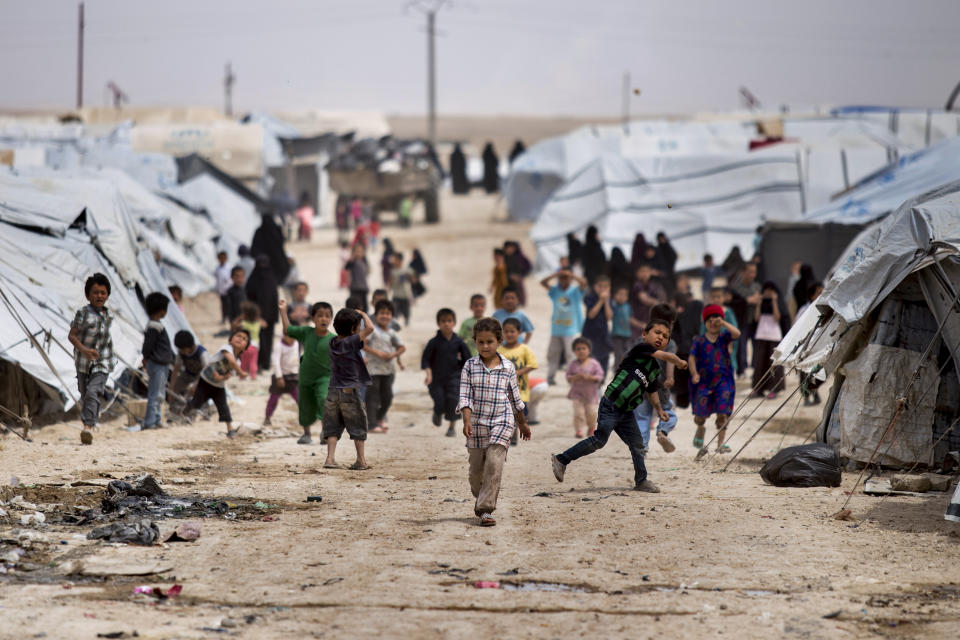 Un grupo de niños se congrega afuera de las carpas donde viven en un campamento en el que están recluidas familias de partidarios de la organización Estado Islámico en Hasakeh, Siria, el 1ro de mayo del 2021. Los niños no tienen ningún futuro en el campamento, donde no hay escuelas y la única educación que reciben son los relatos de sus madres glorificando a EI. (AP Photo/Baderkhan Ahmad)