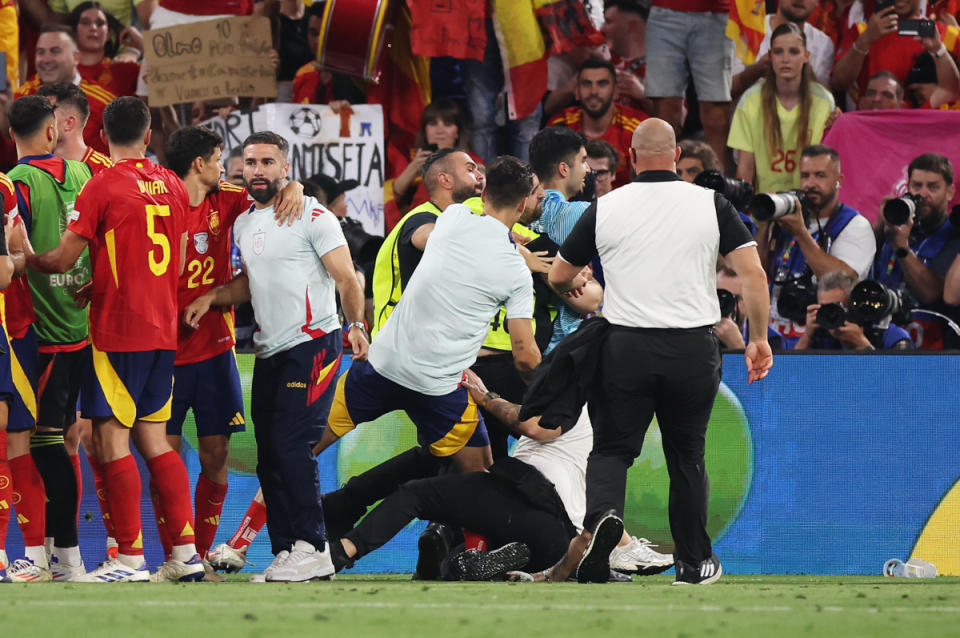 Morata jokes after security guard incident in Spain-France: ‘Yellow card’