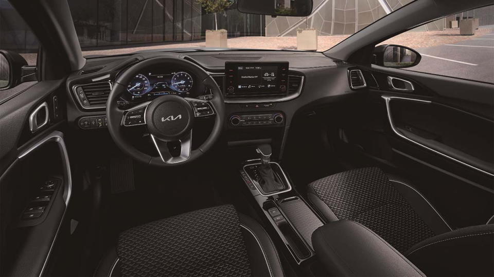 圖／2023 Kia Ceed Sportswagon MHEV車室承襲簡潔歐風基因，前座搭載高質感的皮質方向盤、排檔桿，搭配Deluxe歐風複合材質座椅，細節展露出細膩質感。