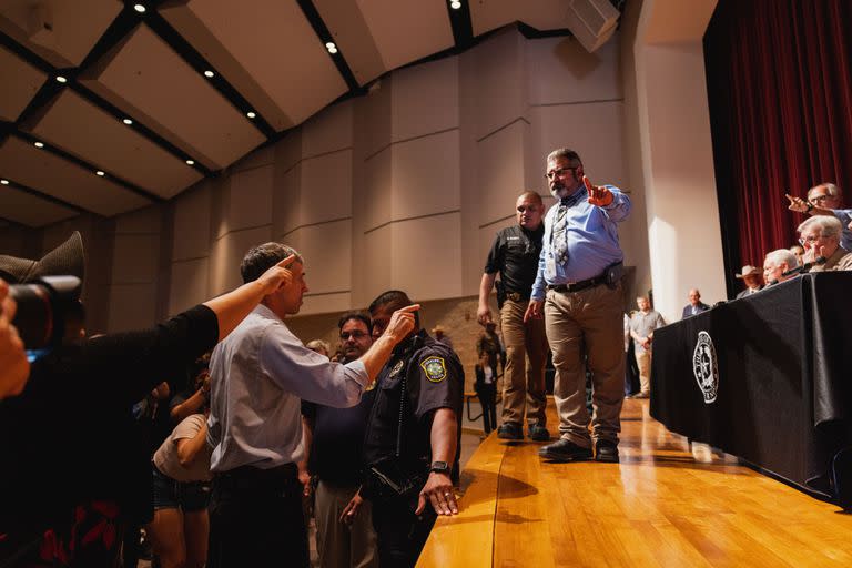 Beto O'Rourke interumpe al gobernador de Texas, Greg Abbott,en la conferencia de prensa en Uvalde. Jordan Vonderhaar/Getty Images/AFP