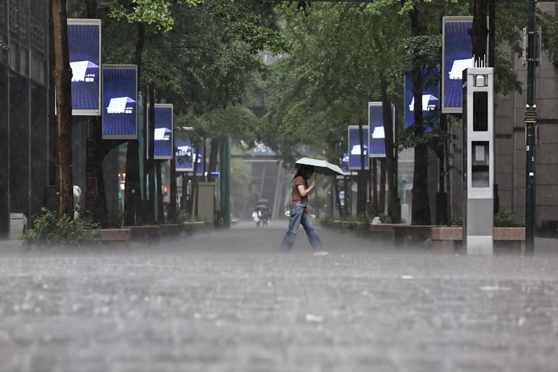 午後大台北防雷陣雨 中央氣象署表示，午後熱力作用，16日北部、東北部 及山區有局部短暫雷陣雨，並有局部較大雨勢的可 能。圖為台北市信義區下午大雨，民眾撐傘躲雨。 中央社記者翁睿坤攝  113年6月16日 