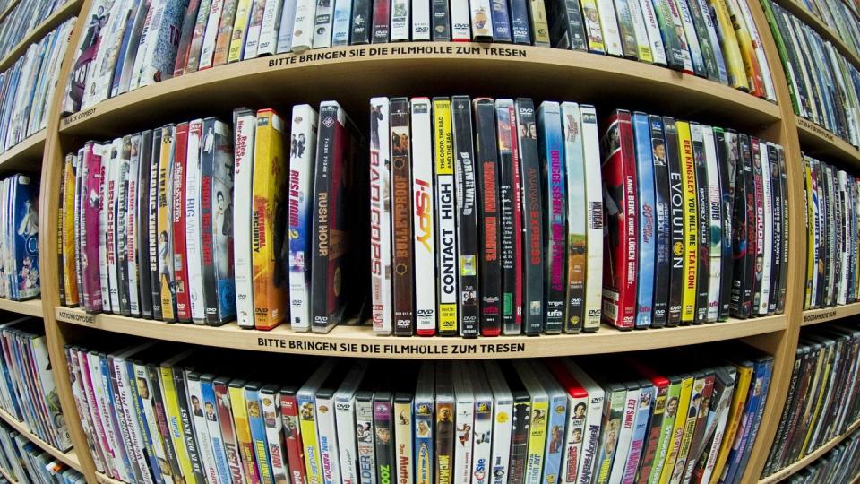 Nach Filmen auf DVDs oder Blu-rays im Regal einer Videothek zu stöbern, hat inzwischen Seltenheitswert. Foto: Franziska Gabbert