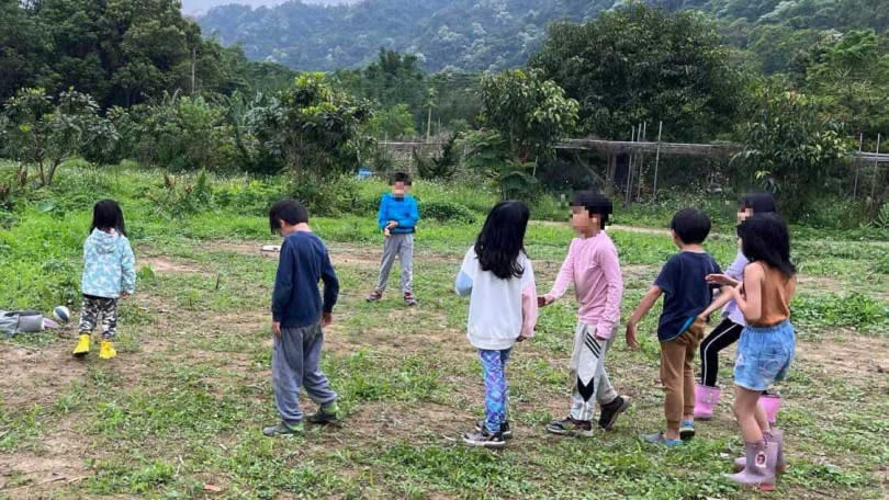 「社團法人台灣親子共學教育促進會」以實驗教育及親子共學為名，不只帶著學生親臨社運現場，也會在大自然環境中作為上課地點，跳脫固定場所限制。（圖／翻攝自社團法人台灣親子共學教育促進會臉書）