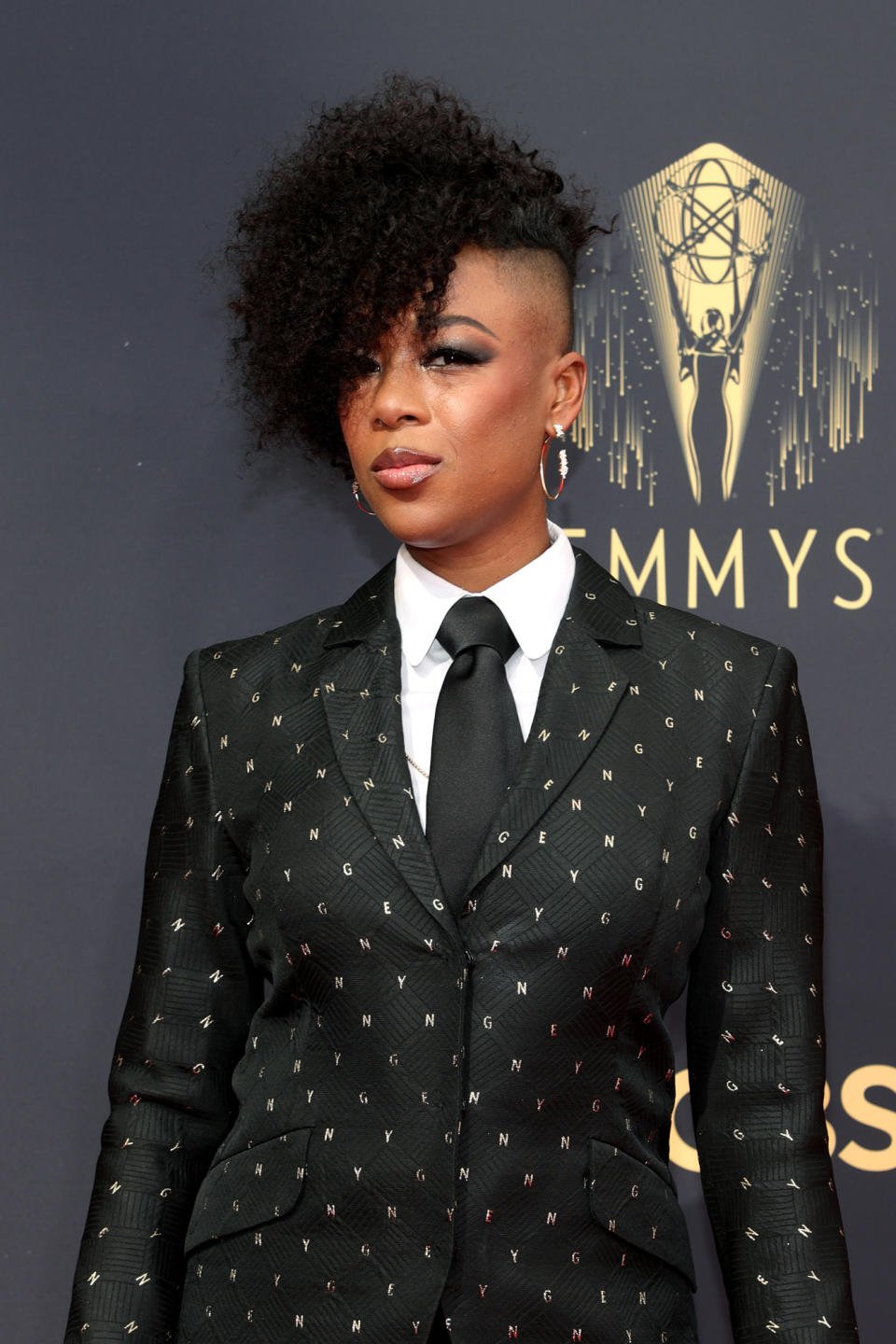 <p>Samira Wiley decided to give us some <em>length </em>at the red carpet. The star's side-swept curls were paired with shaves sides, a silver smoky eye, and a glossy nude lip. </p>