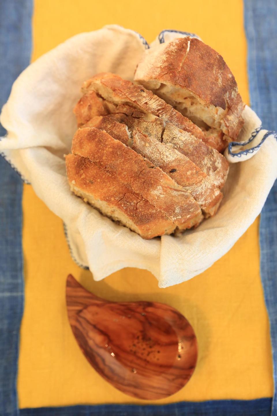 天然發酵的自製酸種麵包，配上冷壓初榨橄欖油。